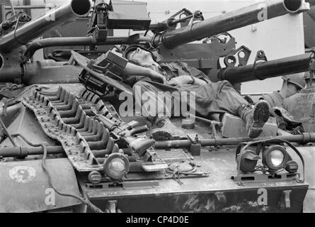 Vietnam-Krieg-Tet-Offensive. Ein US-Marine entspannt auf ein Ontos Panzerabwehr Fahrzeug während einer Pause bei den kämpfen in Hue. Die 1968 Stockfoto
