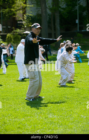 Teilnehmer durchführen ihre Tai Chi Übungen, während der Welt Tai Chi Tage im Central Park East Meadow, New York Stockfoto