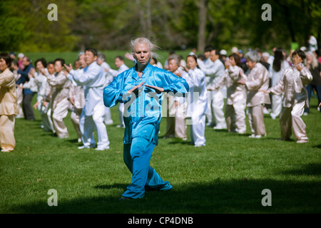 Teilnehmer durchführen ihre Tai Chi Übungen, während der Welt Tai Chi Tage im Central Park East Meadow, New York Stockfoto