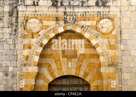 Die reich verzierte Fassade des Youssef Chehab Serail in der osmanischen Ära Stadt Deir al-Qamar, Chouf Berge, Libanon. Stockfoto