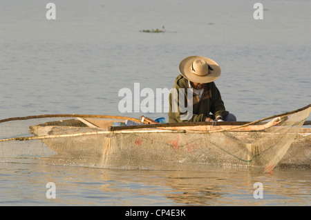 Mexiko - Bundesstaat Michoacan. Purepecha Fischer auf See Patzcuaro. Zubereitung von Fischen net "Pez Blanco" Stockfoto