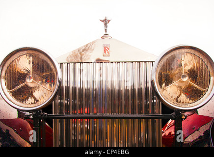 Scheinwerfer und Kühlergrill von einem Rolls-Royce Oldtimer. Mir wurde gesagt, es ist ein 1929 Phantom. Stockfoto