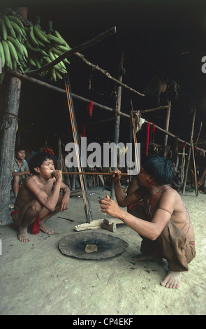 Venezuela-Amazonas-Indios Yanomami Volksgruppe während der Einnahme von Yopo, Anadenanthera Colubrina Samen, verwendet, um Zustand induzieren Stockfoto