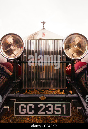 Scheinwerfer und Kühlergrill von einem Rolls-Royce Oldtimer. Mir wurde gesagt, es ist ein 1929 Phantom. Stockfoto