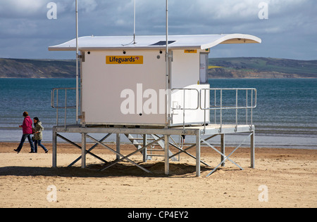 Rettungsschwimmer Station Kiosk Hütte am Weymouth Beach, Weymouth, Dorset UK an einem stürmischen Apriltag Stockfoto