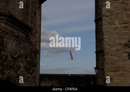 Union Jack (britische Flagge) im Edinburgh Castle, einem bewölkten Hintergrund. Nicht flattern wegen des Mangels an jedem Wind. Stockfoto