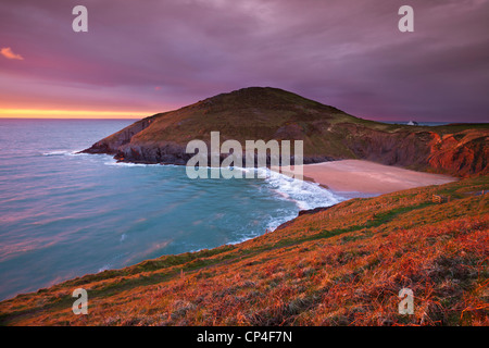 Sonnenuntergang Mwnt Strand und Landzunge Cardigan Bay Ceredigion Küste Cardiganshire Wales Großbritannien GB EU Europa Stockfoto