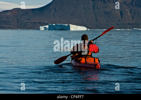 Grönland - Qaasuitsup Kommunia - Diskoinsel - Dundas. Kajakfahren in arktischen Gewässern. Stockfoto