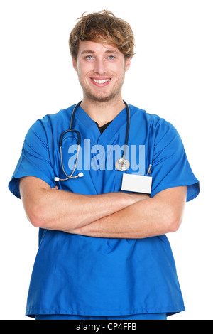 Porträt von glücklich zuversichtlich Krankenpfleger mit verschränkten in Scrubs stehen isolierten auf weißen Hintergrund Stockfoto