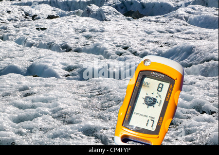 Argentiere Gletscher schmelzen schnell aufgrund des Klimawandels, mit einem UV-Messgerät, Chamonix, Frankreich. Stockfoto