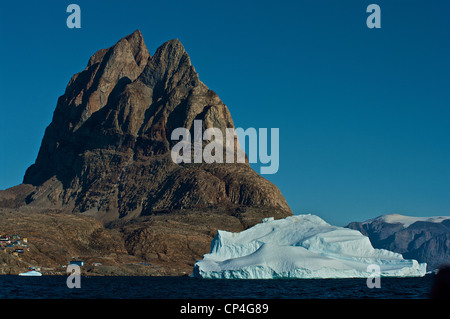 Grönland - Süd-West-Küste - Qaasuitsup Kommunia - Disko Bay - Uummannaq. Der Inuusuussuaq-Berg mit Eisberg. Stockfoto
