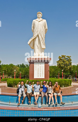 Eine europäische Reisegruppe an der Statue des Vorsitzenden Mao Zedong in einem Park in der Nähe von Gao Miou-Tempel-Komplex in Zhongwei. Stockfoto