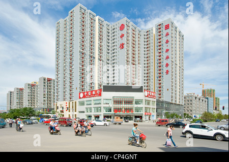 Einer der wichtigsten Straßen in Datong mit China Citic Bank im Hintergrund. Stockfoto