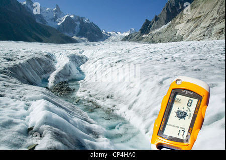 Argentiere Gletscher schmelzen schnell aufgrund des Klimawandels, mit einem UV-Messgerät, Chamonix, Frankreich. Stockfoto