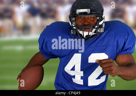 Football-Spieler spielen in einem Spiel auf Feld Stockfoto