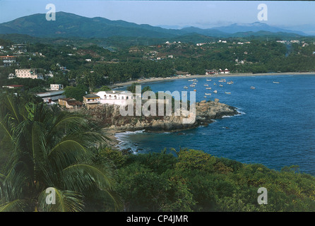 Mexiko - Bundesstaat Oaxaca - Puerto Escondido. Eine Bucht an der Küste entlang. Stockfoto