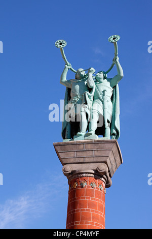 Der Lure Spieler, das Denkmal auf dem Rathausplatz in Kopenhagen, Dänemark, an einem klaren, sonnigen Tag im Frühling. Stockfoto