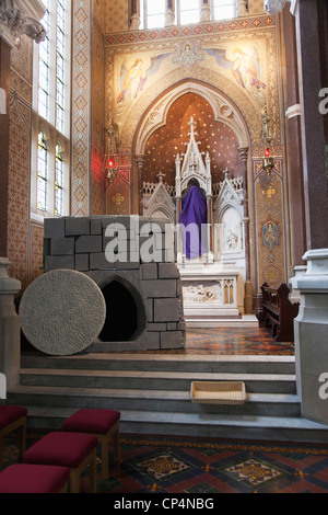 Irland, Norden, Belfast, Falls Road, Kloster Clonard Innenraum für Karfreitag dekoriert mit Statuen in lila Tuch gehüllt. Stockfoto