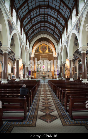 Irland, Norden, Belfast, Falls Road, Kloster Clonard Innenraum für Karfreitag dekoriert mit Statuen in lila Tuch gehüllt. Stockfoto