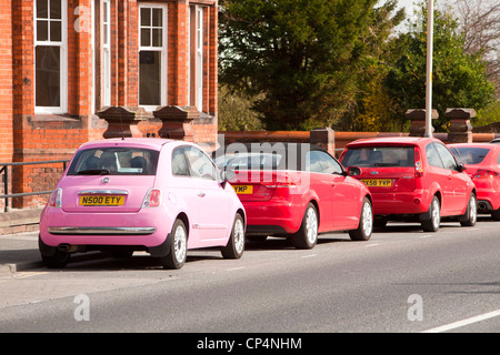 Ein rosa Fiat 500, das bis zu 70 pro Gallone Auto in Carlisle, Cumbria, UK. Stockfoto