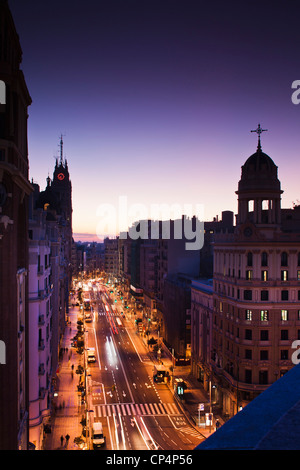 Spanien, Madrid, Centro Area, erhöhten Blick auf die Gran Via, dawn Stockfoto