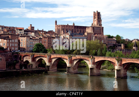 Der weltweit größte Backstein-Kathedrale steht groß in Albi, Frankreich, über den Fluss Tarn und seine markante mittelalterliche Brücke Stockfoto