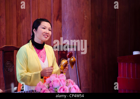 Musiker-Frau spielt traditionellen vietnamesischen Musik auf traditionellen instrument Stockfoto