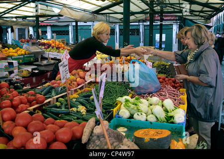 Obst und Gemüse Stand in einem Markt, Venedig, Italien. Stockfoto