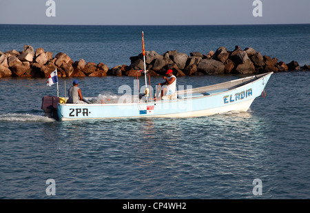 Fischer auf ihren Weg zum Fisch über Nacht aus dem Dorf Farallon (Playa Blanca), Panama an der Pazifikküste Stockfoto