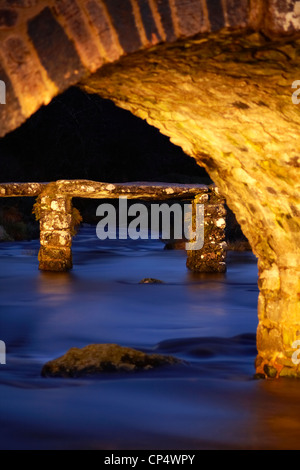 Klöppel Brücke bei Postbridge auf Dartmoor gemalt mit Fackelwanderung in der Dämmerung Stockfoto