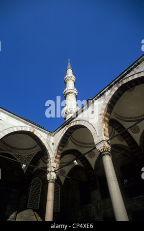 Türkei, Istanbul, Sultan Ahmed Mosque, eines der blauen Moschee Türme vom Innenhof. Stockfoto