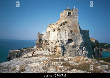 Puglia - Tremiti (Fg) - Insel San Nicola. Geschnetzeltes, Ritter des Turms und Maschikulis. Stockfoto