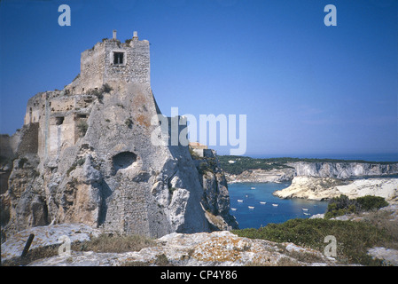 Puglia - Tremiti (Fg) - Insel San Nicola. Geschnetzeltes, Ritter des Turms und Maschikulis. Stockfoto