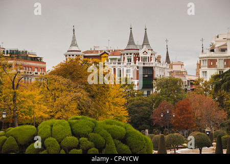 Spanien, Madrid, Parque del Buen Retiro Park, Blick Richtung Calle de Alfonso XII Straße Stockfoto