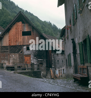 Friaul-Julisch Venetien - Pesariis (Ud). Die typischen Häuser aus Holz und Stein. Stockfoto