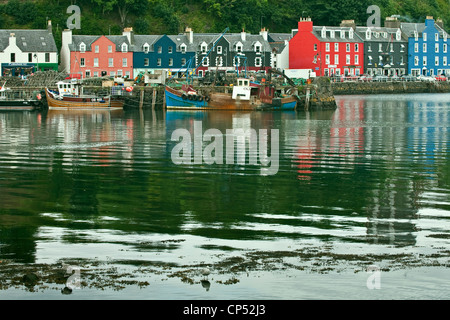 Ein Blick auf das bunte Haus direkt am Meer in Tobermory, Isle of Mull, Schottland Stockfoto