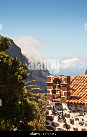 Kirche-Glocke an der kleinen Kapelle in Masca, Teneriffa, Kanarische Inseln, Spanien. Stockfoto