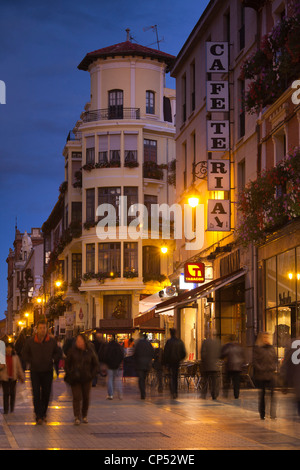 Spanien, Castilla y Leon Region, Provinz Leon, Leon, Fußgänger auf der Calle Ancha Street, am Abend Stockfoto