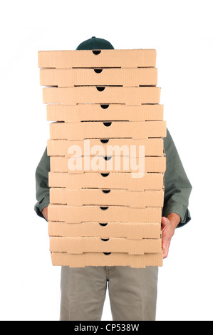 Ein Pizza-Bote versteckt hinter einen großen Stapel Kisten trägt er. Hochformat über weiß. Stockfoto