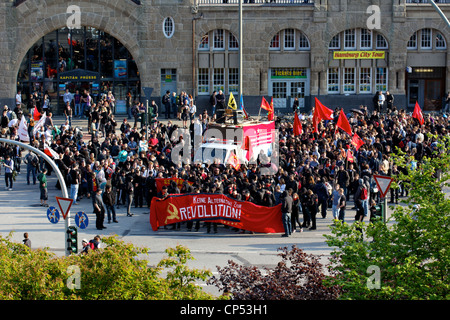 Demonstranten versammeln sich am Maifeiertag Demonstration in Hamburg, Deutschland am 1. Mai 2012. Stockfoto