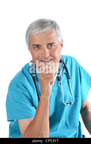 Lächelnd Mitte im Alter Arzt mit der Hand am Kinn vor einem weißen Hintergrund. Stockfoto