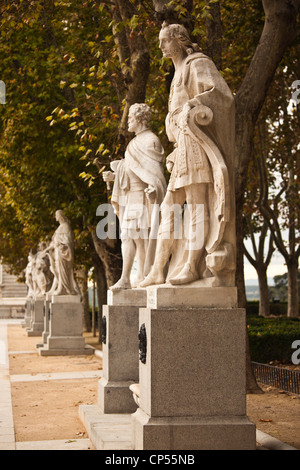 Spanien, Madrid, Centro Region, Plaza de Oriente, Statuen der spanischen Könige durch den Palacio Real, der Königspalast Stockfoto