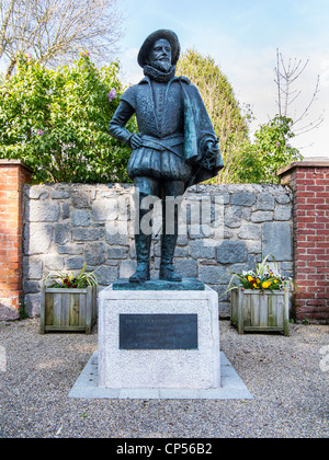 Statue von Sir Walter Raleigh in der kleinen Devon Dorf von East Budleigh, seinem Geburtsort, Devon, England. Stockfoto