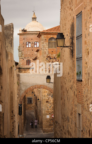 Spanien, Extremadura Region Cáceres Provinz, Caceres, monumentale Ciudad, Old Town, Adarve de Santa Ana Straße Stockfoto