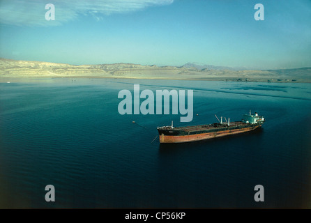 Ägypten - Sinai - Rotes Meer - Öltanker im Golf von Suez angesichts des El Bilaiyim. Stockfoto