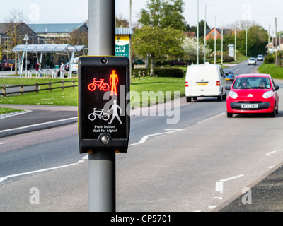Push-Button-Fahrrad überqueren Zeichen warten, Devon, England Stockfoto
