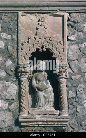 Puglia - Tremiti (Fg) - Insel San Nicola. Kleiner Schrein mit Madonna an der Tür der Bastion der angevinischen Festung. Stockfoto