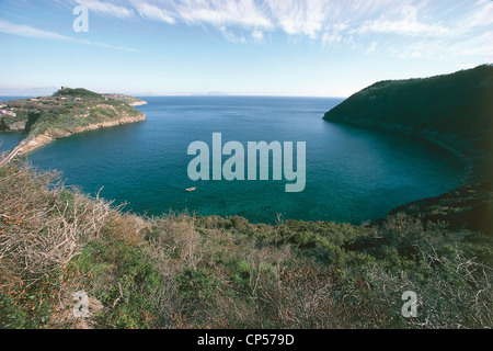 Campania - Flegrean Inseln - Island Nature Reserve Vivara. Die alten versunkenen Krater gebildet von Punta Palombara und Vivara. Stockfoto