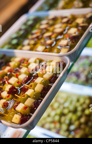 Spanien, Madrid, Plaza de San Miguel, Mercado de San Miguel, handwerkliche Lebensmittel Marktplatz, Tapas mit gefüllten Oliven gemacht Stockfoto