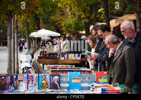 Spanien, Madrid, Paseo del Prado Bereich, Real Jardin Botanico Royal Botanical Gardens, Cuesta de Moyano Bücherständen. Stockfoto